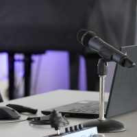 内容运营在会议室白板前整理读者来信，把在线ai相关问题按频次贴成分类清单